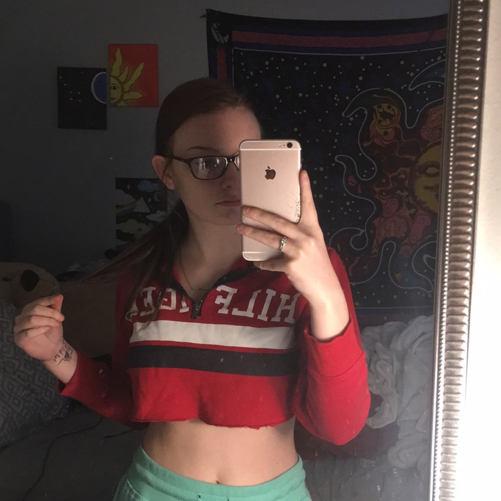 super cropped TH sweatshirt. 🖤